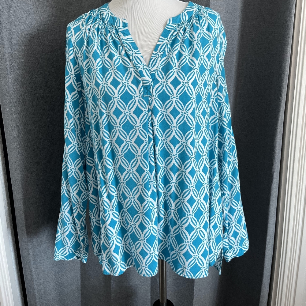 Crown and Ivy turquoise and white v-neck top. Geometric circle pattern. XL
